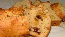 Cake aux tomates séchées, pignons et parmesan