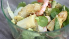 Salade d'asperges des landes asiatisante pécan gambas et avocat