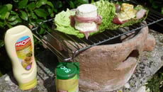 Ma recette barbecue :CHABICHOU du POITOU dans sa feuille de chou, habillé jambon de pays, maquillé Amora, cuit sur la braise sur notre réchaud en terre de grand-mère.