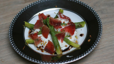 Asperges, jambon de Parme, pistaches et chantilly de chèvre