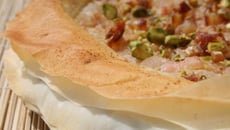 Tarte fine rhubarbe et éclats de dattes et de pistaches