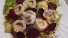 Salade de médaillon de poulet au gouda, pommes de terre et chips de betterave