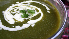 Velouté léger de fanes de navet, crème au roquefort