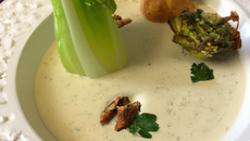 Velouté d'endives et nuage de roquefort aux noix
