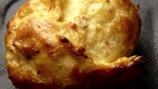 Gougères à la tome de brebis, aux figues séchées et noisettes