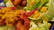 Crevettes au curry sur salade croquante