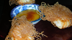 Crevettes marinées frites aux vermicelles de riz