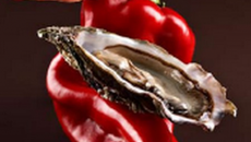 Huîtres Marennes Oléron, poivron confit et lard