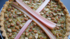 Tarte à la rhubarbe et aux noisettes