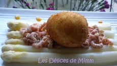 œuf frit sur lit d'asperges et de crevettes grises, vinaigrette au caramel d'orange
