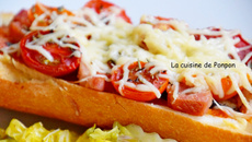 Pizza baguette au jambon, piquillos et tomates cerise