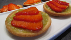 Petites tartes aux fraises sur lit de rhubarbe vanillée