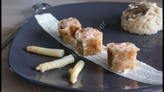 Risotto asperge-champignon, crème de parmesan et son saumon croustillant saveur noisette