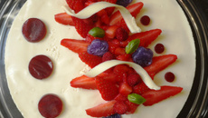 Entremet chocolat blanc, fraises gariguette et violette