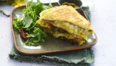 Sandwich omelette au pesto, jambon cru et mozzarella