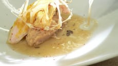 Volaille, moutarde au curry, navets acidulés et bouillon de poule au nori