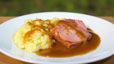 Jambon braisé à la sauce Madère