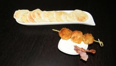 Boudin blanc en croûte façon brochette, chips de pommes de terre et de jambon d'Ardennes et sauce au chaource