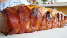 Cake aux pruneaux et à la poitrine fumée