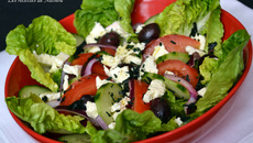 Salade à la grecque, vinaigrette au citron et à la spiruline