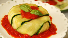 Courgettes au chèvre frais en Charlotte, coulis de poivron rouge au basilic