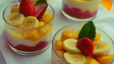 Verrines mangues bananes ananas fraises sur lit de chamonix à l'orange