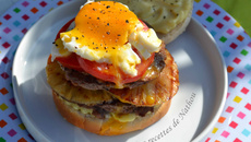 Hamburger australien à l'ananas grillé et œuf sur le plat