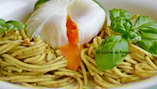 Spaghetti au pesto et œuf poché