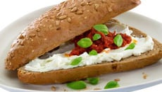 Pain aux noix à la tapenade de tomates et basilic