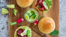 Petits pains à l’huile d’olive, Houmous d’avocat et Noix de Bœuf séchée