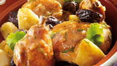 Tajine de poulet aux pruneaux et fonds d'artichauts