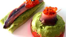 Canapés de concombre et de tomate aux sardines