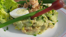 Salade d'avocat et de saumon et sa sauce piquante