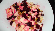 Salade de betteraves aux pommes et aux noix