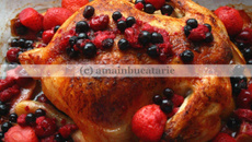 Poulet cuit au four avec pommes, fraises et baies
