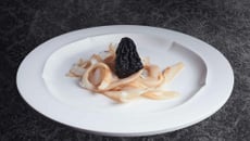 Tagliatelle de seiche aux morilles et encre de seiche cacao
