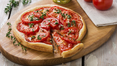 Tarte à la tomate, moutarde et herbes fraîches