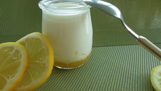 Yaourts à l'arôme citron sur lit de Lemon Curd