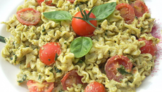Pâtes au pesto et aux tomates cerises