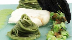 Morue fraîche cuite à la vapeur condiment et sauce à la tomate verte nouilles au thé vert