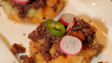 Crumble de boudin cru sur un duo de melon