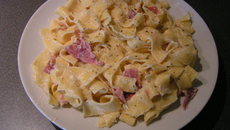 Nouilles plates au jambon cru