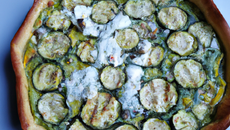 Tarte fine facile aux courgettes, chèvre et pesto