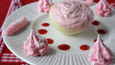 Mousse de fraises en coque de chocolat blanc, soupe de fraises Andros, petites meringues