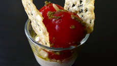 Verrine de petites tomates poèlées au pesto sur crème de pignon, chips de parmesan au sésame noirs
