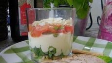 La tomate fait son show italien ou: 'Tiramisu de tomates sur lit de roquette et grissinis'