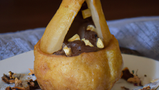 Poire en croûte fourrée à la crème de noisette et au chocolat amer