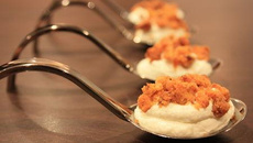 Cuillère de chèvre et crumble de tomates séchées