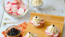 Mousse au chèvre, mascarpone & vinaigre de framboise, rosaces de radis & pain complet au miel