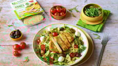 Salade de pâtes au pesto, tomates, mozzarella et Panés Better Balance